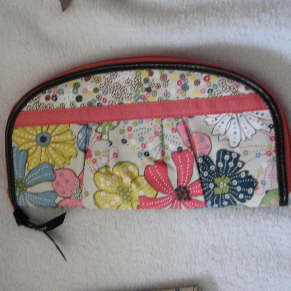 GENTLY USED THIRTY ONE FLORAL DITZY QUILTED HALF MOON CLUTCH - Picture 5 of 15